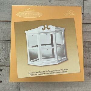 Hallmark Vintage 2003 Miniature‎ Ornament Wall Display Window - Club Exclusive